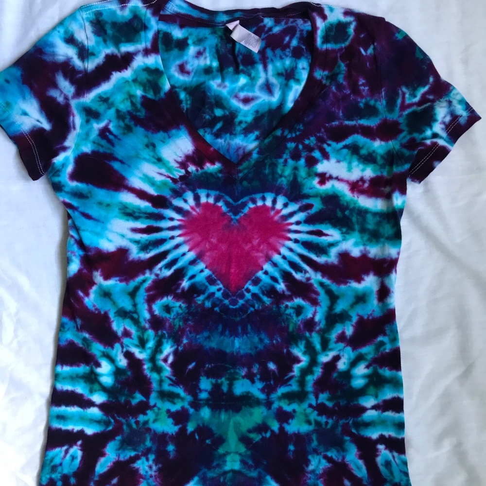 Adorable tie dye heart top